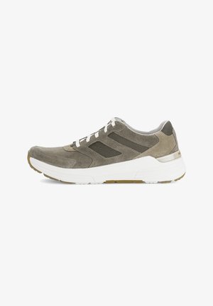 Grijze suède en mesh sneaker met witte veters en dikke witte zool, zijaanzicht op witte achtergrond.