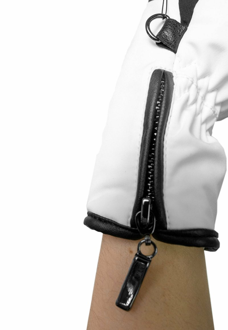 Weiße und schwarze, isolierte Handschuhe mit einem Reißverschlussbund, einem glänzenden schwarzen Reißverschluss, einem runden Zugband und einem gerafften elastischen Handgelenk.