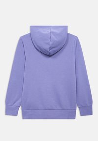 Μωβ βαμβακερό φούτερ με κουκούλα, μακριά μανίκια και ριμπ μανσέτες και τελείωμα. Το ύφασμα φαίνεται απαλό με λεία υφή.