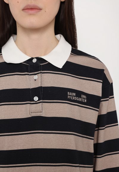 Stripet polo skjorte i beige og marineblå. Har hvit krage, tre-knapps placket og brodert logo på venstre side.