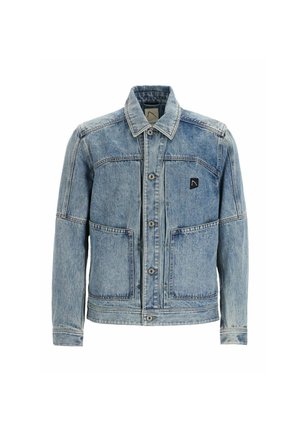 Helles blauen Jeansjacke mit knöpfbarem Frontverschluss, zwei großen Vordertaschen, einem Kragen und einem kleinen schwarzen Logo auf der oberen linken Brust.