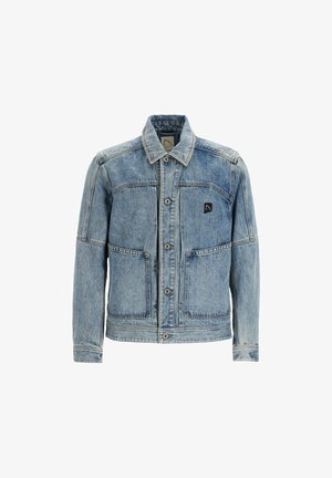 Šviesiai mėlyna džinsinė striukė su sagų užsegimu priekyje, dviem didelėmis priekinėmis kišenėmis, apykakle ir mažyčiu juodu logotipu viršuje kairėje krūtinės pusėje.