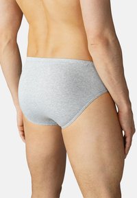  Boxer in cotone grigio con un design senza cuciture, che mostrano una texture liscia e una forma aderente, visti da dietro.