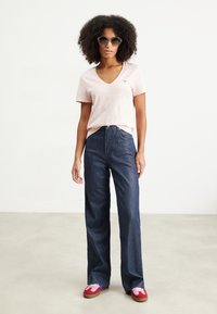 GANT SHIELD V-NECK  - Paprasti marškinėliai - faded pink