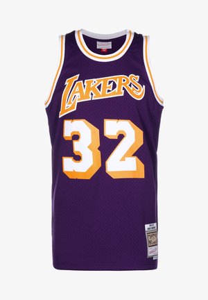 Camiseta de baloncesto de malla morada con detalles en blanco y amarillo. Presenta el texto "LAKERS" y el número "32" en el frente, con tejido texturizado.