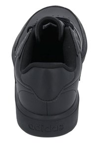 Schwarzer Sportschuh mit einem glatten synthetischen Obermaterial, gepolstertem Schaft und eleganter, runder Form. Mit Logo-Detail an der Ferse und belüftetem Design.