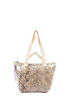 Bolso tote de estampado de leopardo transparente con asas de tela beige, apertura amplia y charm decorativo en el zipper. Textura suave y patrón animal.