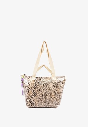 Bolso tote de estampado de leopardo transparente con asas de tela beige, apertura amplia y charm decorativo en el zipper. Textura suave y patrón animal.