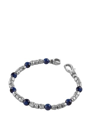 Bracciale con perline d'argento con perle tonde irregolari alternate in argento e blu navy, dotato di chiusura a moschettone incisa con "GUESS".