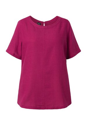 Kortærmet magenta bluse med rund halsudskæring, midtersøm og lukning med knapper bagpå, vist på hvid baggrund.