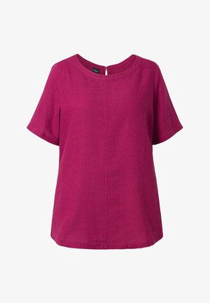 Blusa magenta de manga corta con escote redondo, costura central y cierre con botones en la parte trasera, mostrada sobre un fondo blanco.