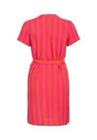 Robe à manches courtes, longueur au genou, avec des rayures verticales rouges et roses, ceinturée assortie à la taille, vue de dos sur fond blanc.