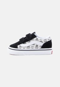 Αθλητικά παπούτσια σε μαύρο και άσπρο με επάνω μέρος από σουέτ και καμβά, διακοσμημένα με μοτίβο Star Wars, λουριά με βέλκρο, λευκή σόλα και μαύρες λεπτομέρειες.