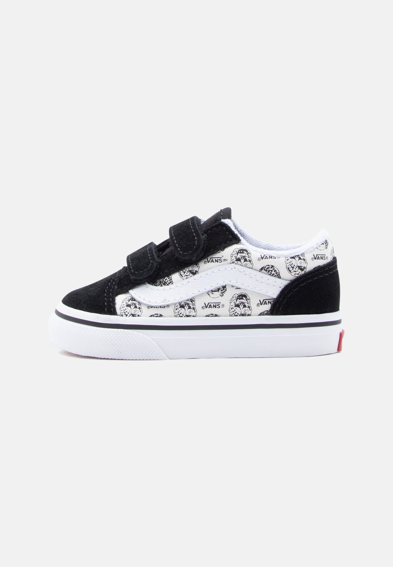 Αθλητικά παπούτσια σε μαύρο και άσπρο με επάνω μέρος από σουέτ και καμβά, διακοσμημένα με μοτίβο Star Wars, λουριά με βέλκρο, λευκή σόλα και μαύρες λεπτομέρειες.