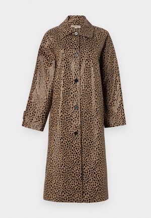 Manteau imprimé léopard marron avec une texture brillante, doté d'un col, de manches longues et de boutons noirs sur le devant.