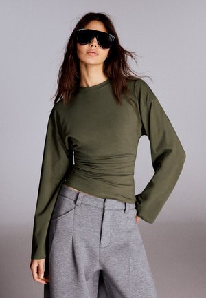 Bershka, LONG-SLEEVE T-SHIRT WITH FRONT GATHERING - T-shirt à manches longues - khaki