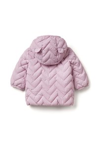 Světle růžová prošívaná bunda s kapucí, která má vzor herringbone a malé ušaté detaily na vrchu kapuce.