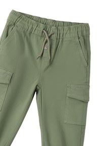 Pantaloni cargo verdi realizzati in un tessuto liscio e leggero. Presentano una vita elastica con cordino e numerose tasche.