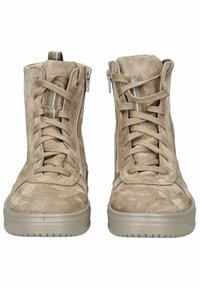 Des baskets montantes en daim beige présentent un laçage à l'avant, des zips sur les côtés et des semelles en caoutchouc texturé avec des accents de couture visibles.
