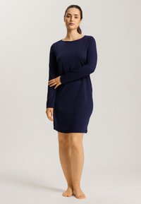 Abito lungo navy a maniche lunghe in tessuto morbido, con scollatura a barca, vestibilità comoda e lunghezza fino a metà coscia, caratterizzato da una superficie liscia e uniforme.