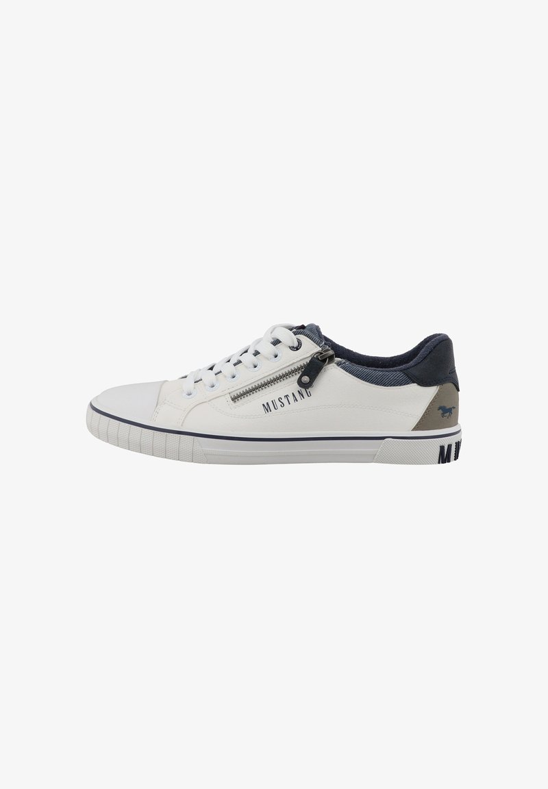 Baskets blanches avec un accent bleu et gris, dotées d'un détail zippé sur le côté, d'une semelle texturée et du logo "MUSTANG" sur le côté.