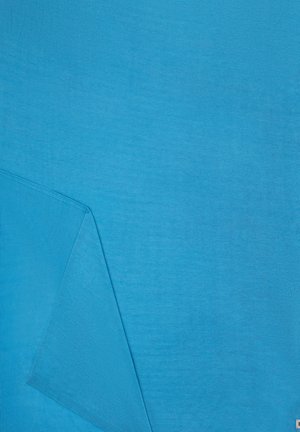 Baumwollstrandtuch in leuchtendem Blau, große rechteckige Form mit glatter Textur. Die Kanten sind sauber genäht; eine Ecke ist umgeschlagen.