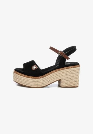 Sandalias de plataforma de ante negro con una suela intermedia trenzada de yute, tira de tobillo ajustable de cuero marrón y detalle decorativo de botón.