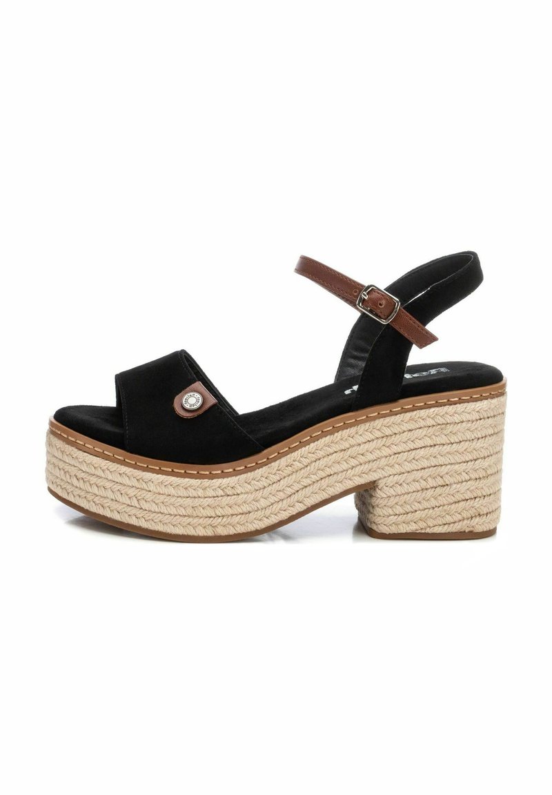 Sandalias de plataforma de ante negro con una suela intermedia trenzada de yute, tira de tobillo ajustable de cuero marrón y detalle decorativo de botón.