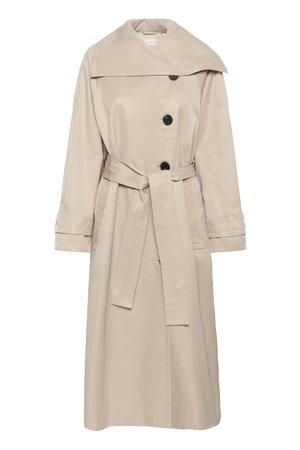 Trench-coat beige avec large col, trois boutons noirs, ceinture à la taille, manches longues avec lanières aux poignets, et poches avant.