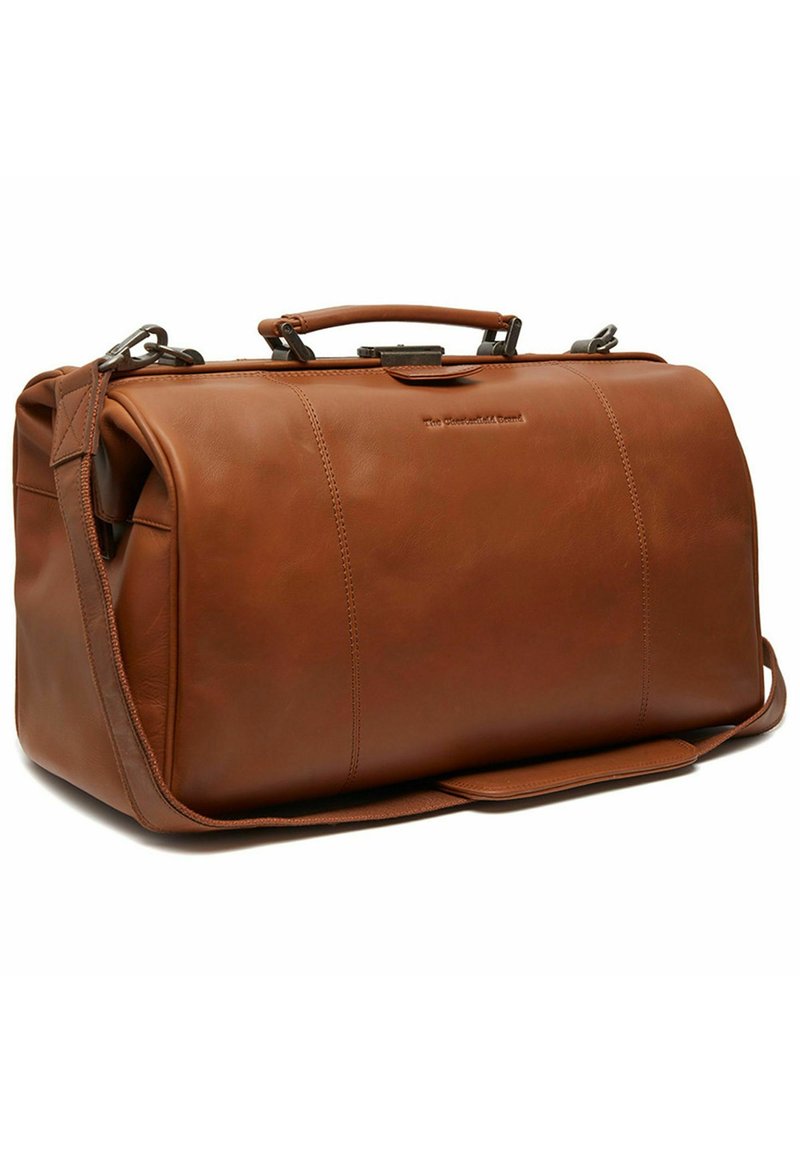 Borsa da viaggio in pelle marrone con superficie testurizzata, dotata di una maniglia superiore, tracolla regolabile e sottili accenti di cucitura.