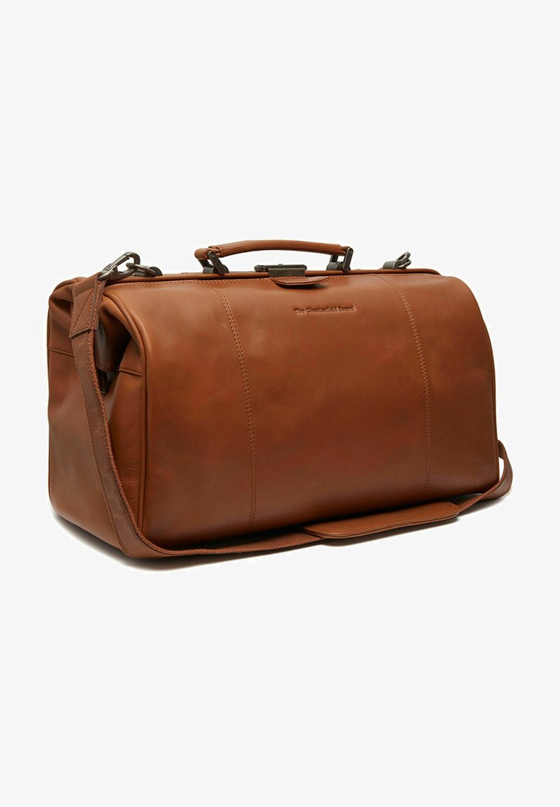 Sac de voyage en cuir marron avec une finition texturée, doté d'une poignée supérieure, d'une bandoulière réglable et de subtils accents de couture.