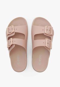 Sandales en caoutchouc roses avec deux boucles de sangle réglables, design ouvert au bout et semelle intérieure texturée pour le confort.