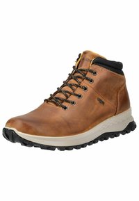 Bota de senderismo de cuero marrón con acentos negros, cordones duraderos y una suela de goma texturizada para tracción. Cuenta con un cuello acolchado y un revestimiento impermeable.