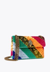 Borsa multicolore con tracolla a catena, caratterizzata da un mix di tessuti texturizzati a righe, stampa animalier e una chiusura decorativa in metallo.