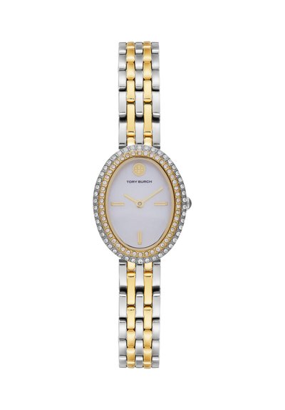 Montre ovale Tory Burch avec bracelet en maillons or et argent, cadran blanc, index dorés et lunette ornée de cristaux.