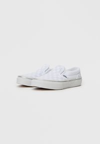 Białe sneakersy wsuwane z wzorem w kratkę, gumową podeszwą i elastycznymi panelami bocznymi. Teksturowany wierzch i widoczna marka Vans.