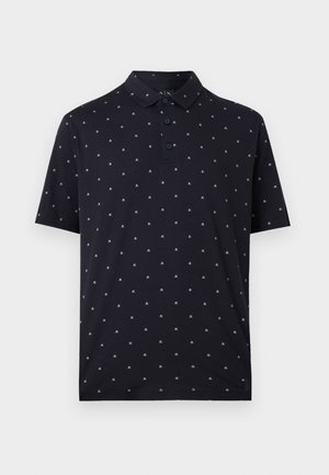 Μαύρο κοντομάνικο πόλο με μικρά λευκά λογότυπα "AX" σε όλο το ύφασμα και τρία κουμπιά στην πατιλέτα κάτω από το γιακά.