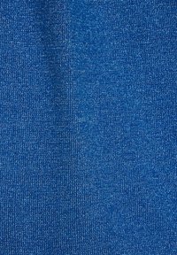 Blauwe textuurstof met een fijne, geweven patroon en een lichte glans, die zorgt voor een gladde oppervlakte met complexe details.