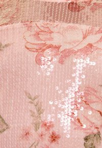 Țesătură florală roz cu o textură transparentă, având paiete și modele florale intricate în culori delicate. Design cu dungi orizontale evident.