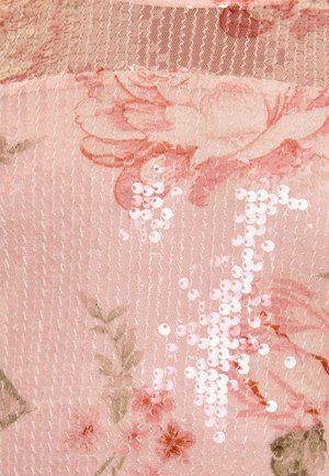 Tessuto floreale rosa con una texture trasparente, caratterizzato da paillettes e intricati motivi floreali in colori tenui. Design a righe orizzontali evidente.