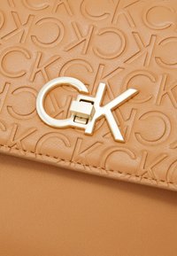 Calvin Klein LOCK CROSSBODY - Torebka