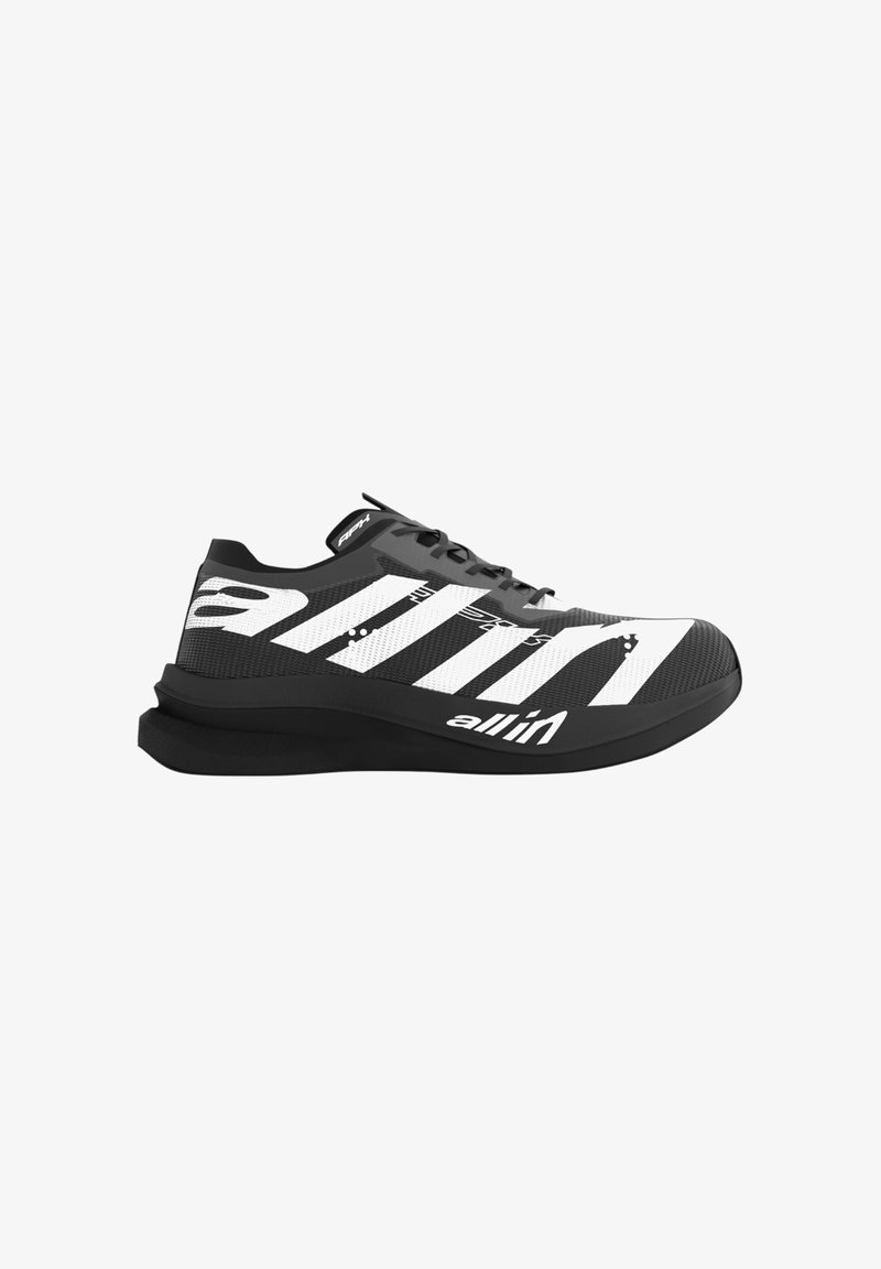 Chaussure de sport noir et blanc avec un dessus en mesh texturé, un logo bien visible, un design rayé et une semelle extérieure épaisse et rembourrée.