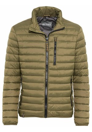 Olivenfarvet polstret jakke med høj krave, flere lynlåslommer og en tekstureret overflade med vandrette syninger.