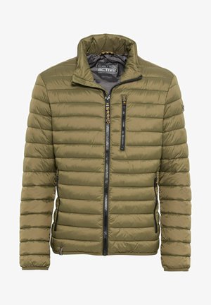 Olivenfarvet polstret jakke med høj krave, flere lynlåslommer og en tekstureret overflade med vandrette syninger.