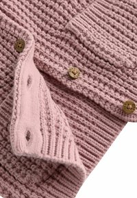 Cardigan lavorato a maglia in rosa pallido, con un motivo testurizzato, colletto a coste e due bottoni in ottone con la scritta "NEXT" incisa.