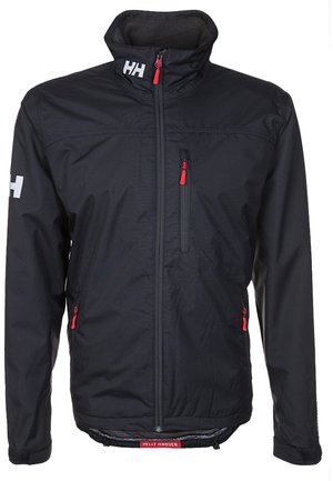 Chaqueta ligera negra con alto cuello, cierre frontal con cremallera y detalles rojos. Presenta un logo en la manga izquierda y múltiples bolsillos.
