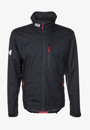 Chaqueta ligera negra con alto cuello, cierre frontal con cremallera y detalles rojos. Presenta un logo en la manga izquierda y múltiples bolsillos.