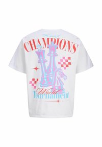 Balta īsām piedurknēm T-kreklā ar krāsainu šaha figūru grafiku, tostarp karali un bruņinieku, ar uzrakstu "Čempionu Pasaules Turnīrs".