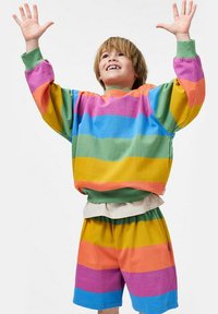 Completo di felpa e pantaloni corti a strisce multicolori, caratterizzato da tonalità vivaci di rosa, verde, blu, arancione e giallo. Tessuto morbido e vestibilità comoda.