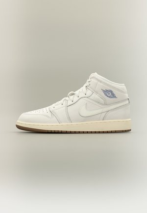 Biely vysoký teniska Nike Air Jordan s modrým logom a béžovou podrážkou na neutrálnom pozadí, bočný pohľad.